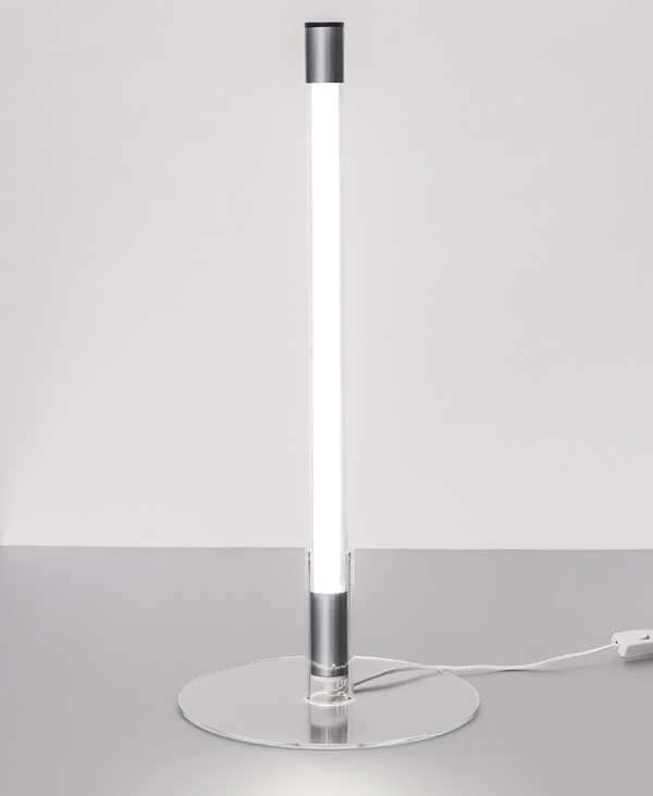 Messebau Lichtideen -  weißer LED Leuchtstab im Acryl-Ständer