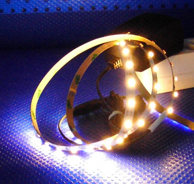 https://www.lichted.de/out/pictures/master/product/1/led-stripe-set-2.5m-150x-3528-smd-led-warmweiss-ip20--netzteil-weiss-003920.jpg